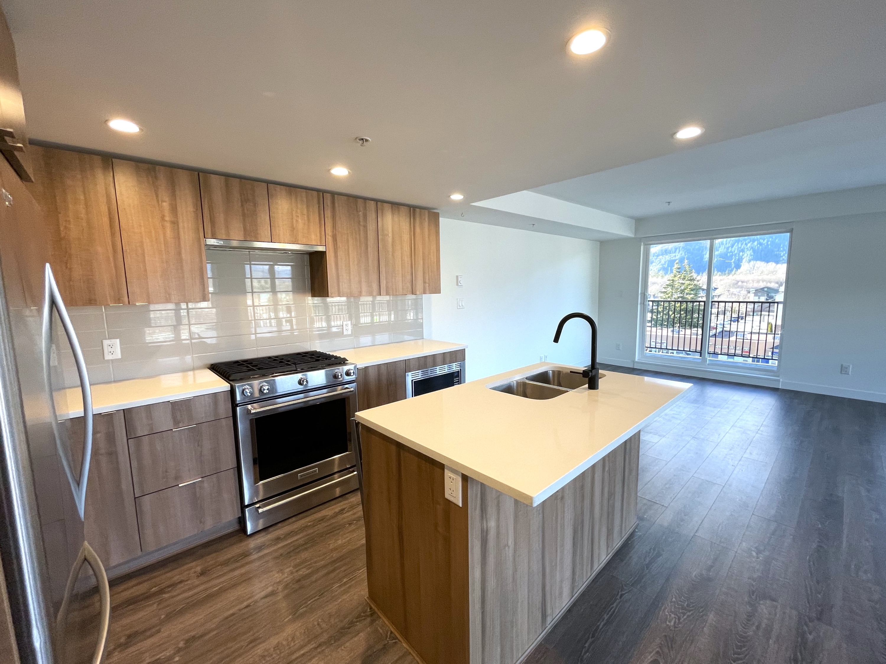 #511 - 1365 Pemberton Ave - 1