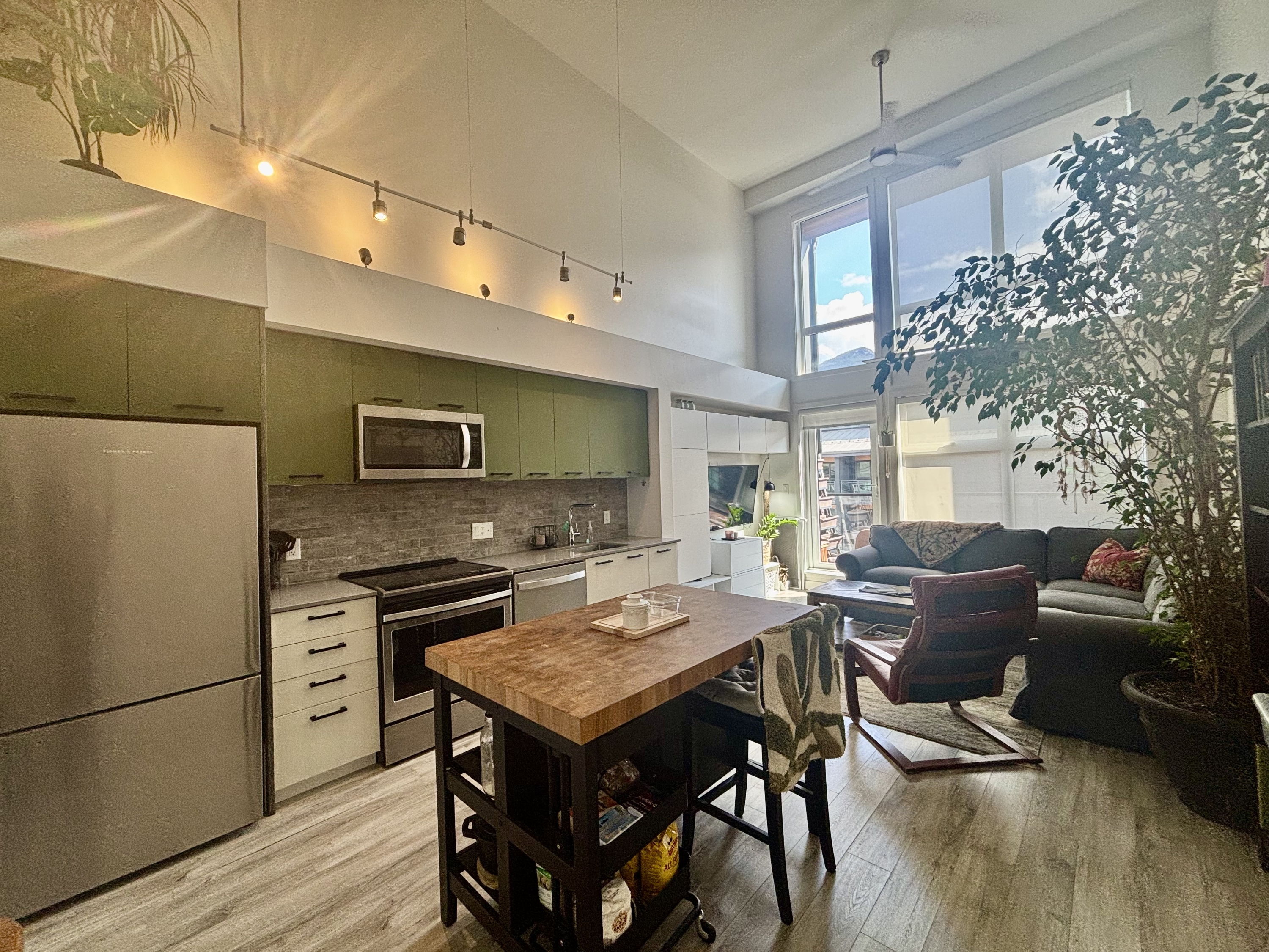 #608 38013 Third Avenue